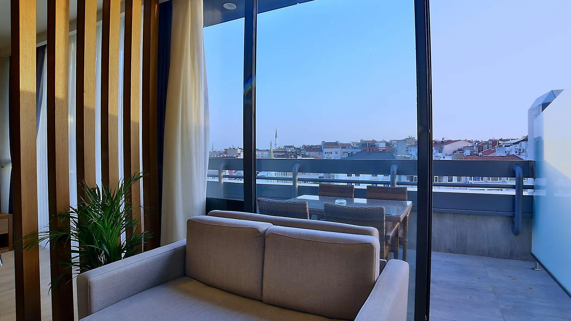 Ramada By Wyndham Istanbul Old City 4*,